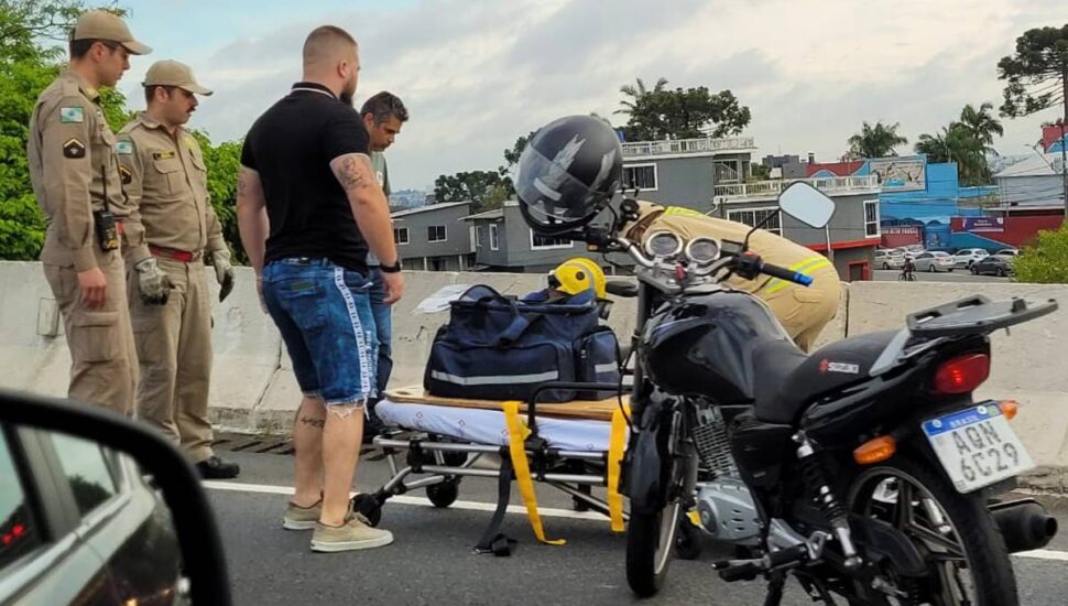 Imagem mostra o resgate feito em cima do viaduto na BR-277 após acidente em Curitiba