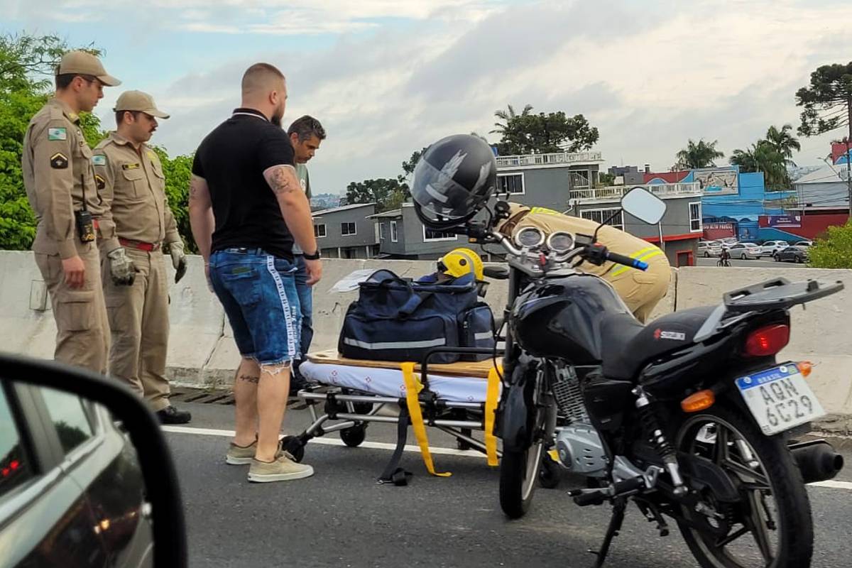 Imagem mostra o resgate feito em cima do viaduto na BR-277 após acidente em Curitiba