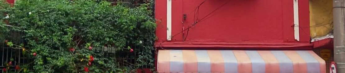 Imagem mostra a fachada do restaurante Mafalda, em Curitiba, atingido por um incêndio.