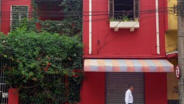 Imagem mostra a fachada do restaurante Mafalda, em Curitiba, atingido por um incêndio.