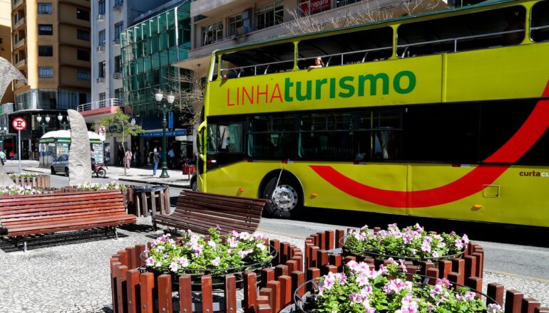 ônibus da Linha Turismo, no Centro de Curitiba