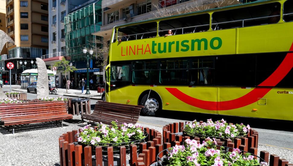 ônibus da Linha Turismo, no Centro de Curitiba