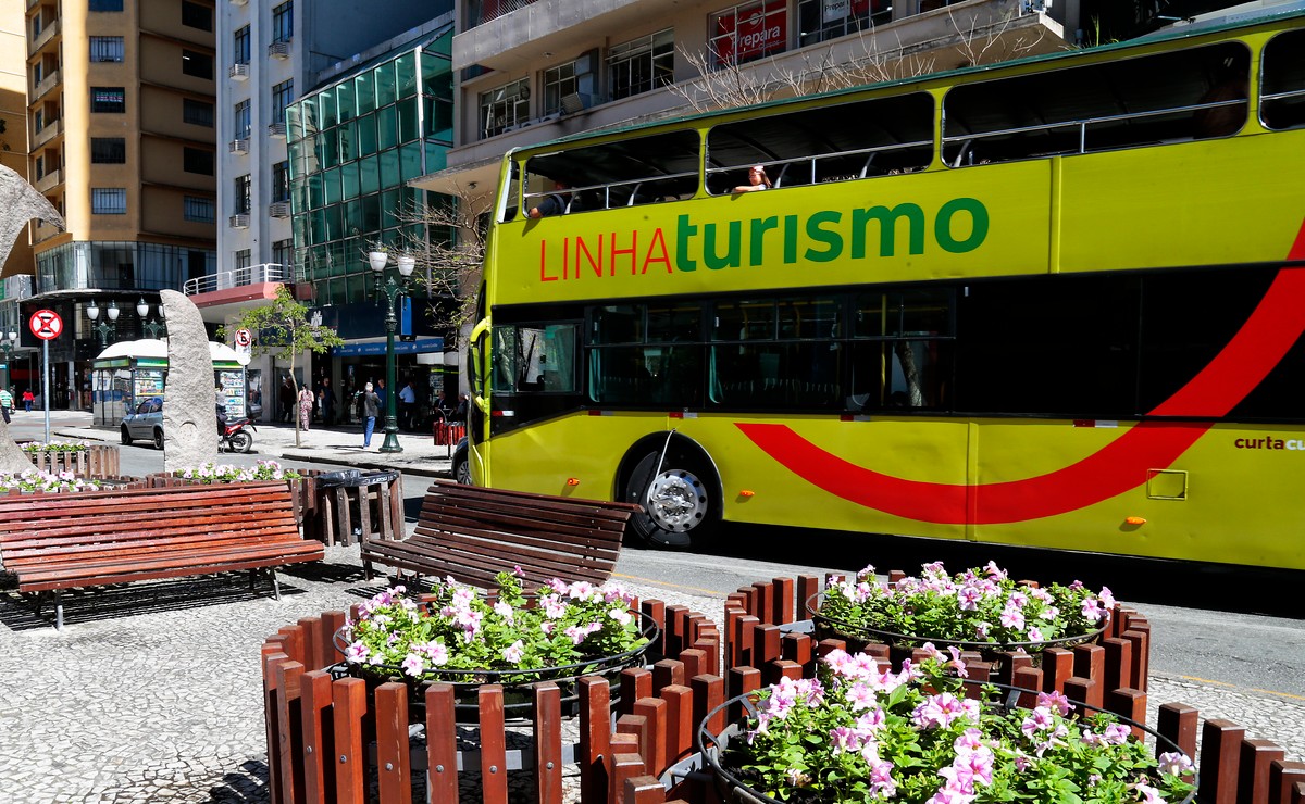 ônibus da Linha Turismo, no Centro de Curitiba