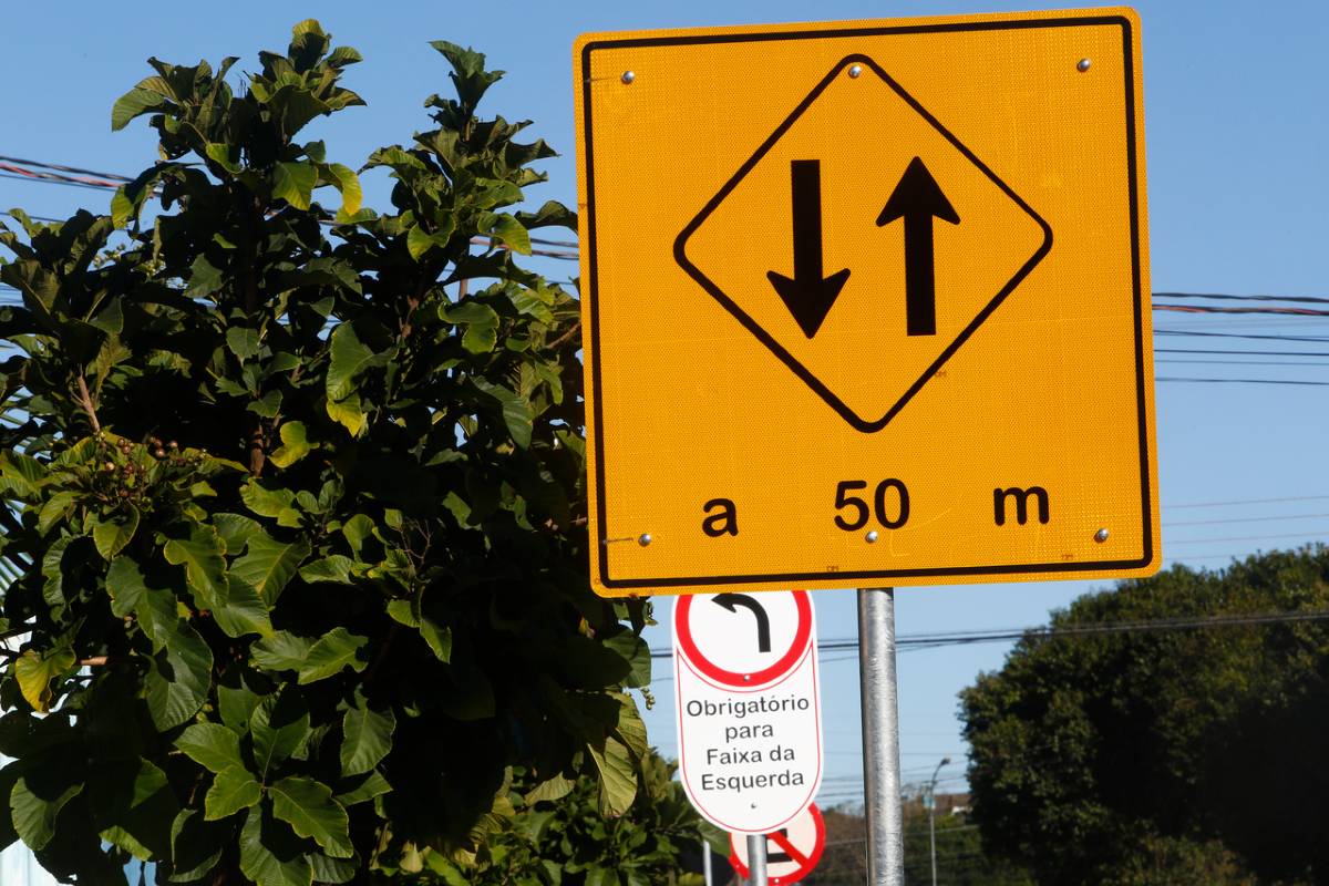 Imagem mostra sinalização de trânsito em Curitiba