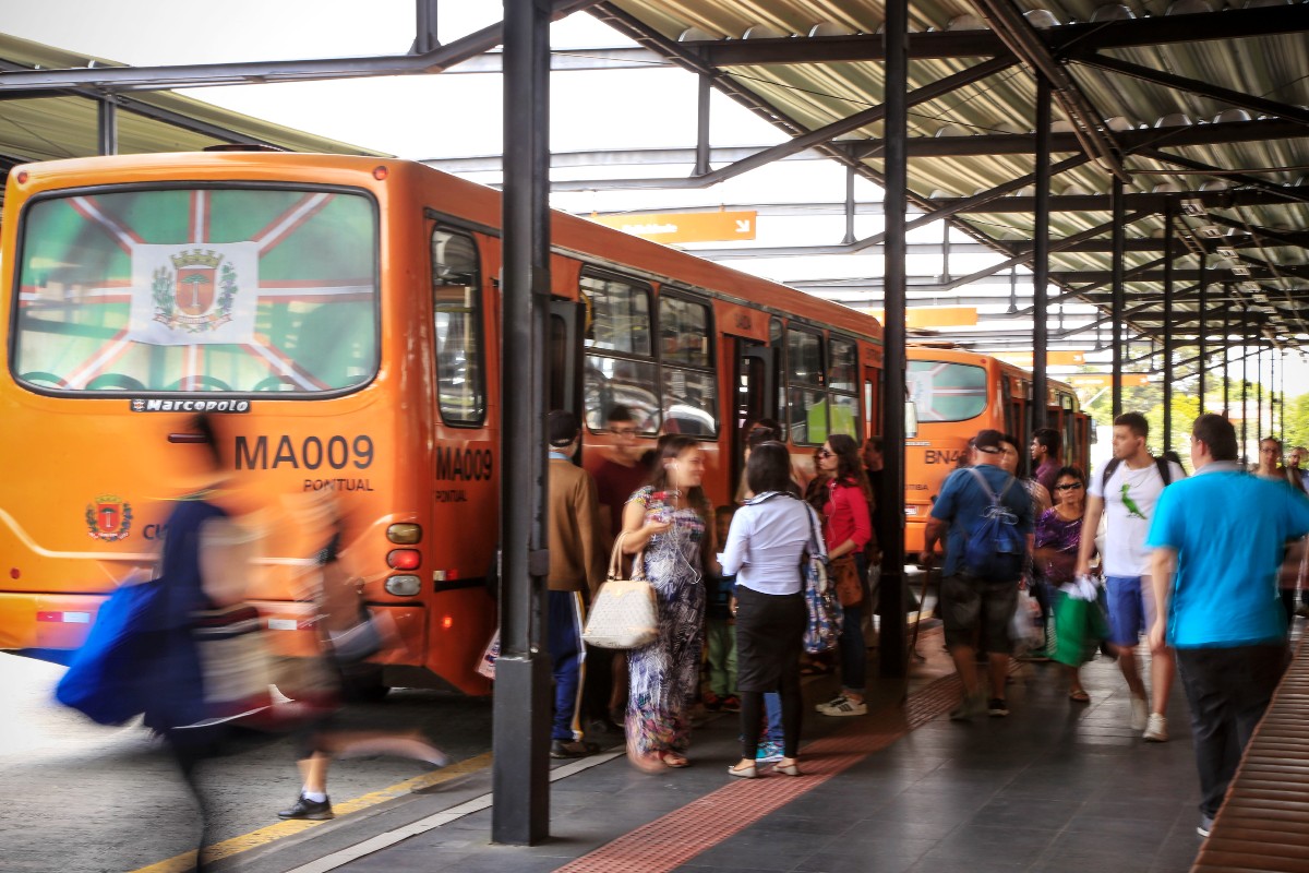 terminal de ônibus em Curitiba