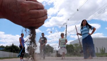 Muita poeira em rua sem asfalto de Curitiba