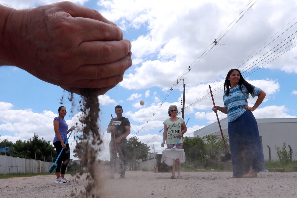 Muita poeira em rua sem asfalto de Curitiba