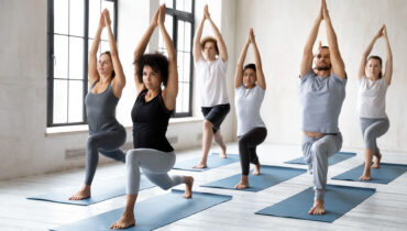Descubra como se tornar uma professora de yoga