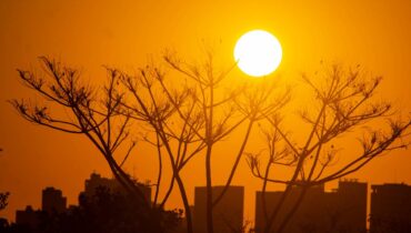 Iamgem mostra o por do sol em Curitiba