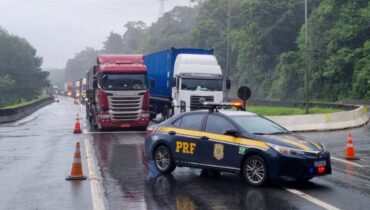 Imagem mostra carros e caminhões parados na BR-376