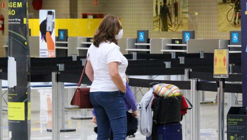 Imagem mostra uma passageira no aeroporto Afonso Pena, na região de Curtiba.