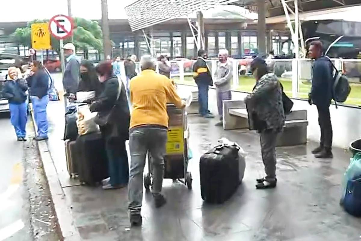 Imagem mostra o movimento de passageiros na rodoviária de Curitiba