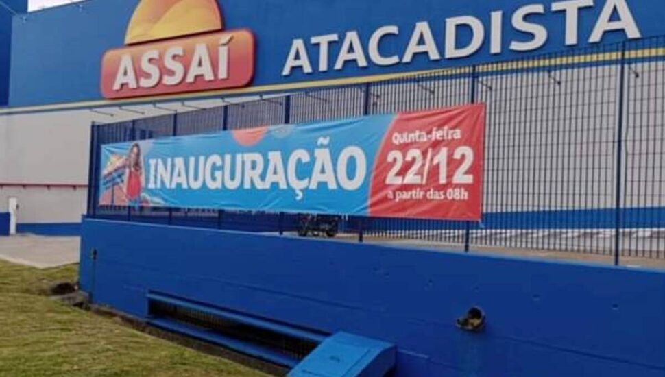 Imagem mostra a faixa de inauguração do novo Assaí em Curitiba