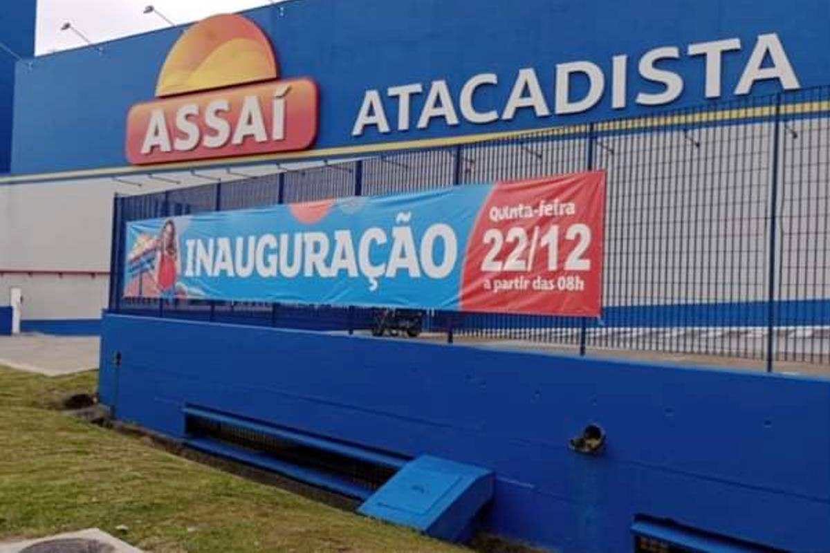 Imagem mostra a faixa de inauguração do novo Assaí em Curitiba