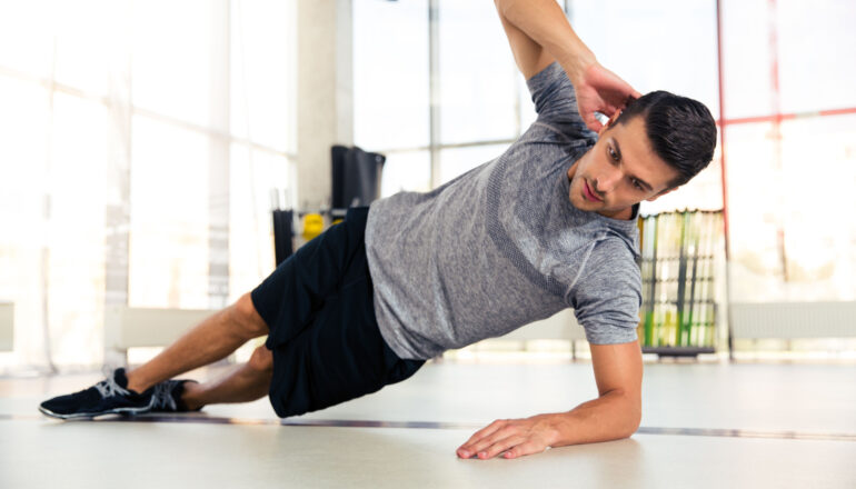 A prancha lateral fortalece a musculatura dos dois lados do abdômen | Foto: Shutterstock
