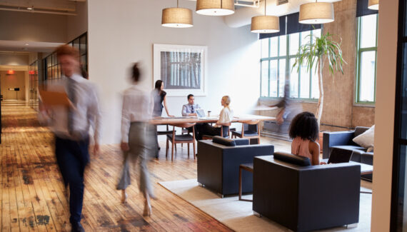 Uma sala de coworking pode ser tudo que você precisa para economizar e conseguir mais produtividade no trabalho | Foto: Shutterstock