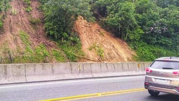 Imagem mostra um deslizamento na BR-277