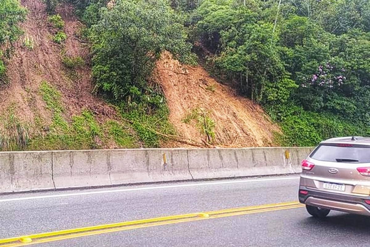 Imagem mostra um deslizamento na BR-277