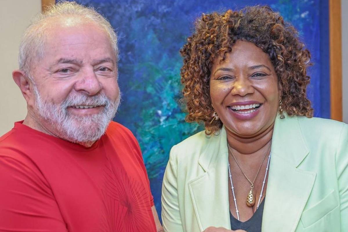 Imagem mostra Lula e Margareth Menezes