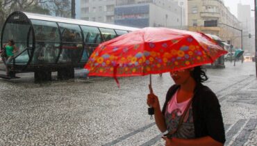 imagem mostra uma chuva de verão em Curitiba