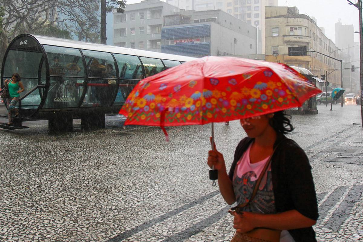imagem mostra uma chuva de verão em Curitiba