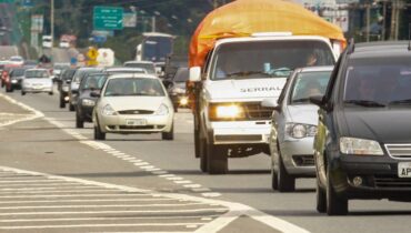 Imagem mostra o movimento nas estradas sentido litoral do Paraná