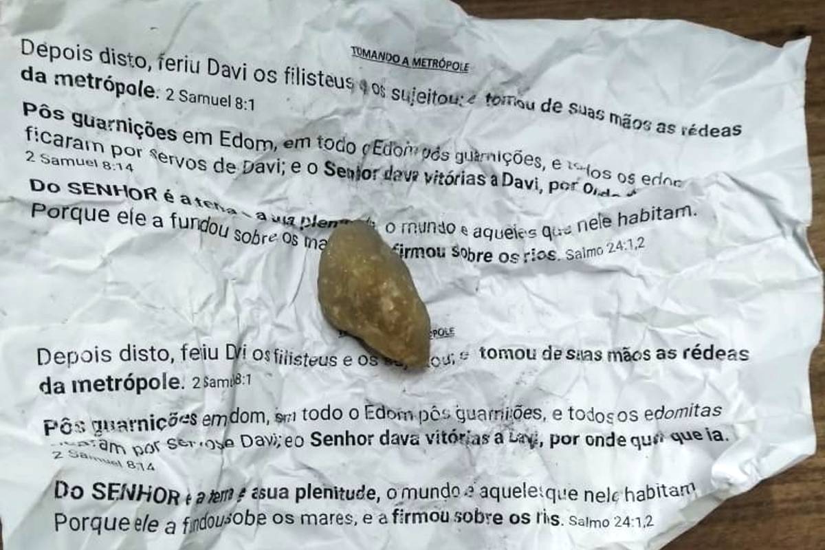 Imagem mostra as pedras que foram jogadas contra o terreiro.