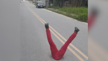 boneco no meio de rua em paranaguá pr