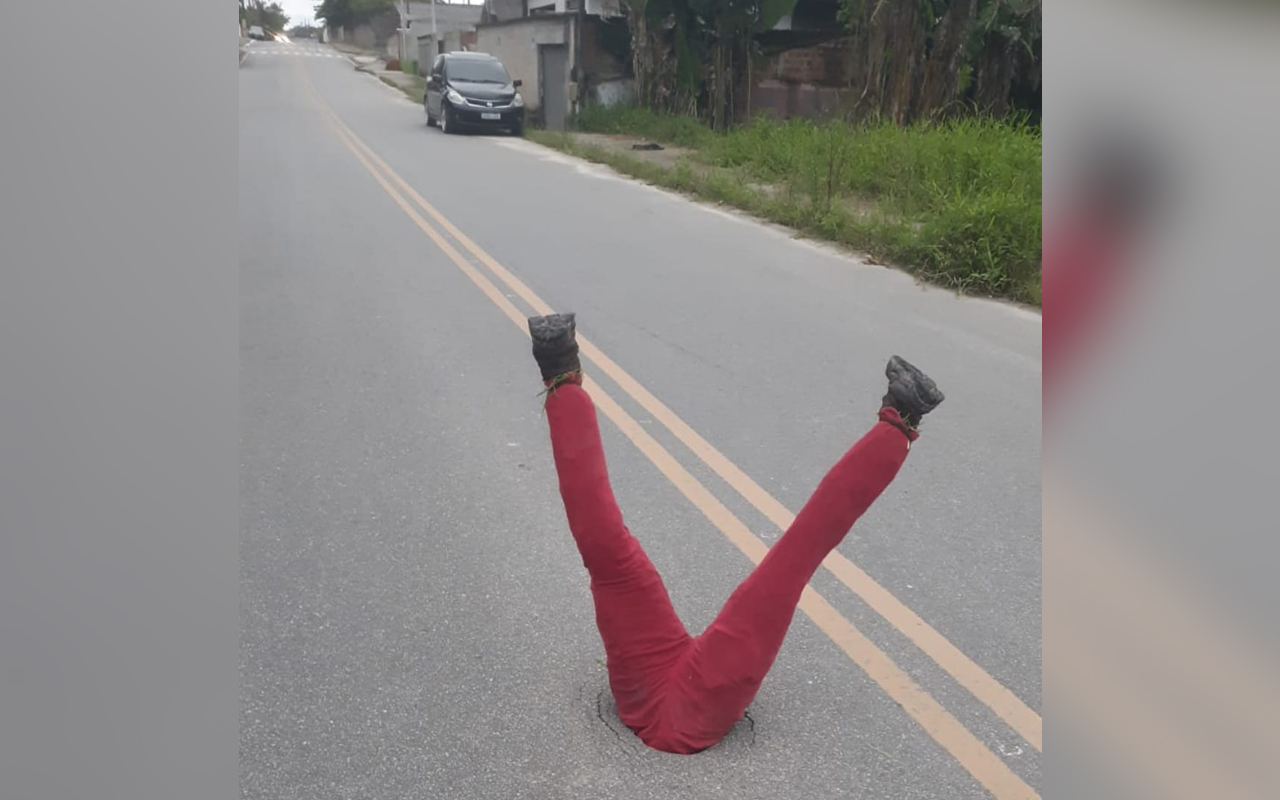 boneco no meio de rua em paranaguá pr