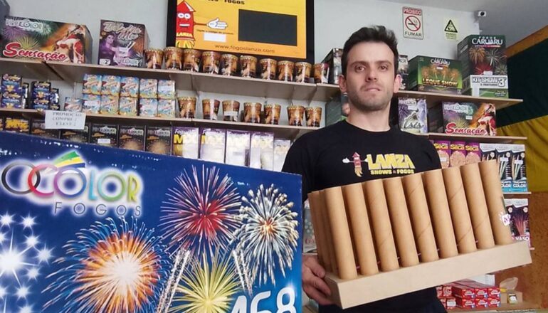 Imagem mostra uma loja tradicional de Curitiba que vende fogos de artifício.