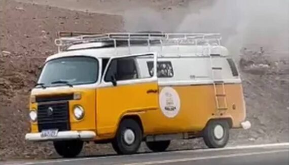 Imagem mostra a Kombi que pegou fogo durante a viagem de curitibano pelo Peru