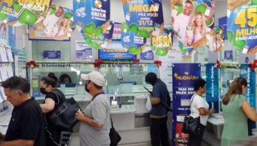 Imagem mostra uma lotérica de Curitiba com apostas para a Mega da Virada