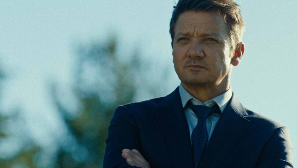 Imagem mostra Jeremy Renner, que sofreu um grave acidente