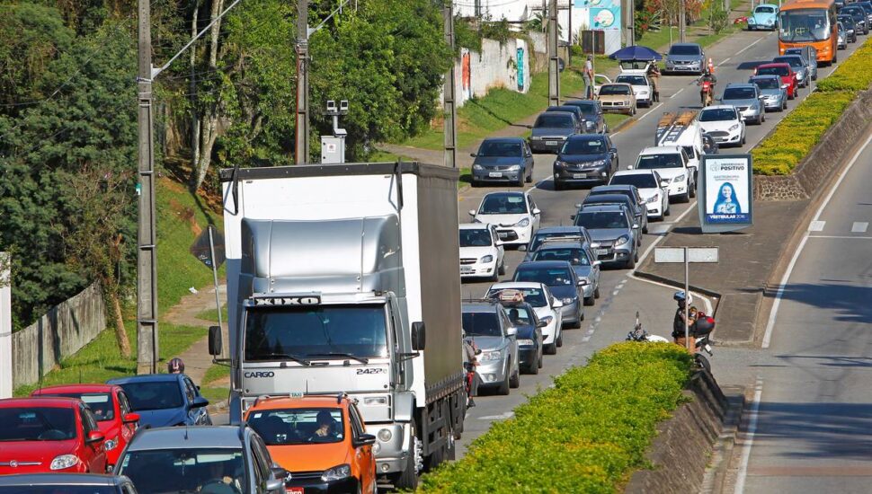 Imagem mostra o trânsito em Curitiba de veículos que têm que pagar o IPVA 2023 no Paraná