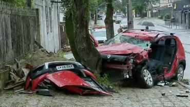 Imagem mostra um carro acidentado em Curitiba