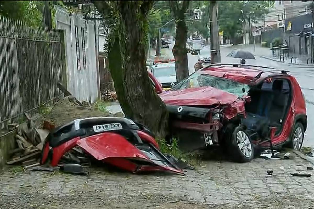 Imagem mostra um carro acidentado em Curitiba