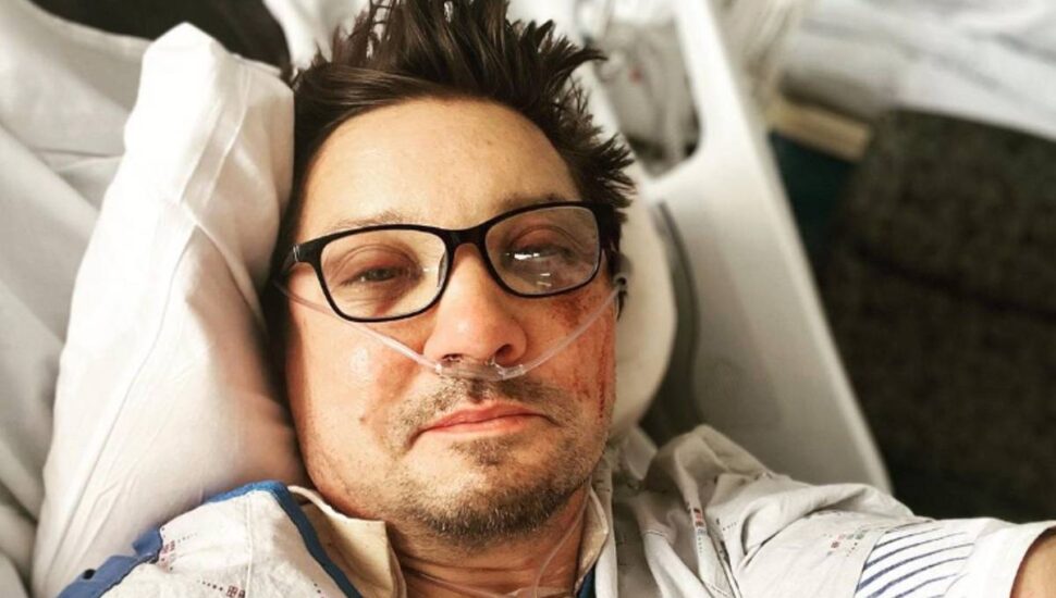 Imagem mostra Jeremy Renner em recuperação após ser atropelado por trator