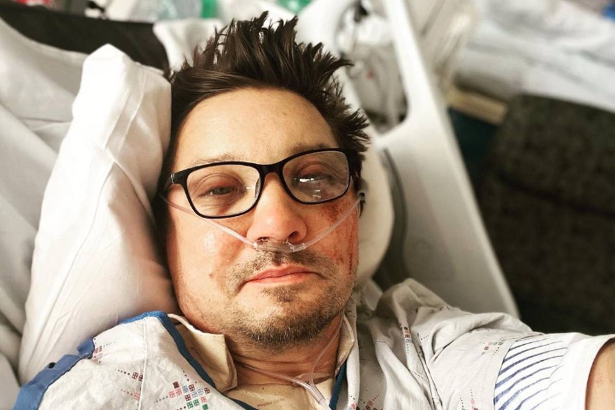 Imagem mostra Jeremy Renner em recuperação após ser atropelado por trator