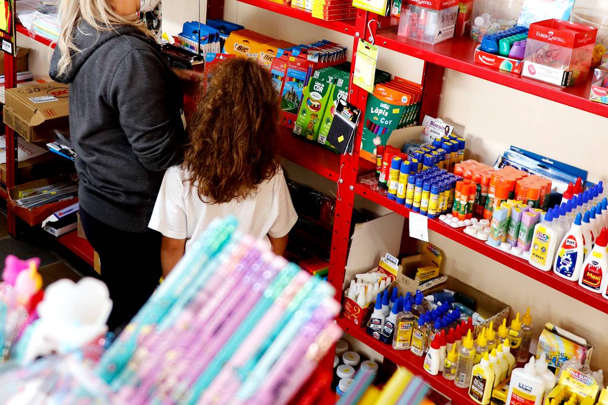 Imagem mostra a tradicional compra de material escolar no começo do ano em Curitiba