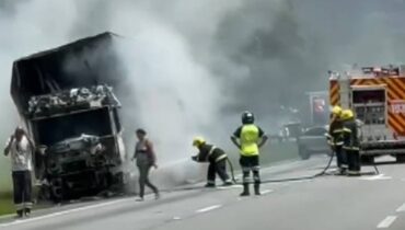 Imagem mostra um caminhão pegando fogo na BR-376, sentido Santa Catarina.