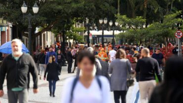 Imagem mostra o centro de Curitiba nesta manhã de verão com temperaturas amenas.