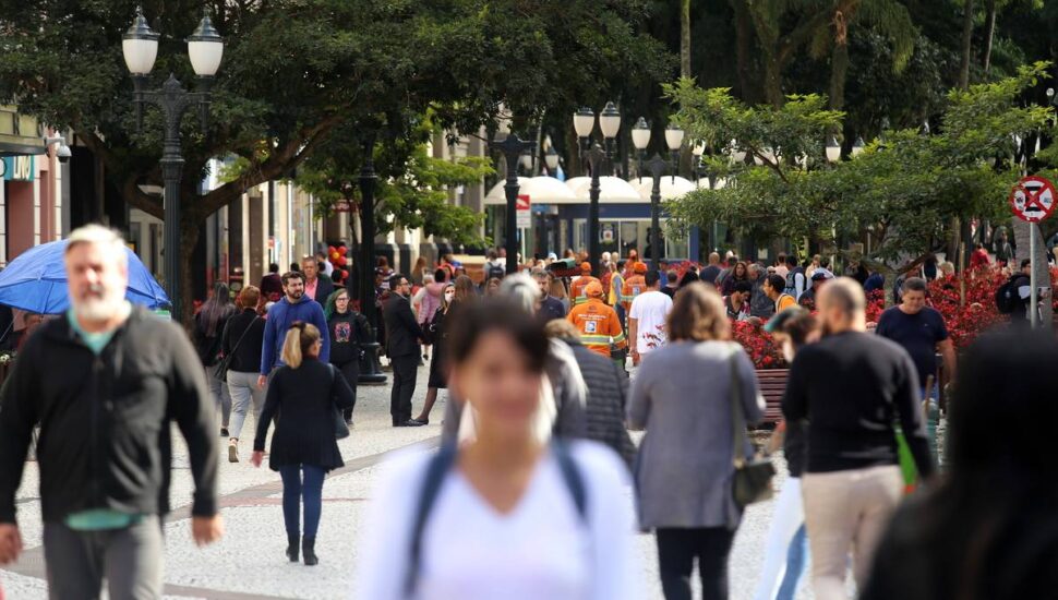 Imagem mostra o centro de Curitiba nesta manhã de verão com temperaturas amenas.