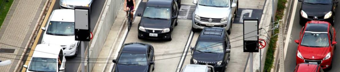 Imagem mostra o trânsito em Curitiba