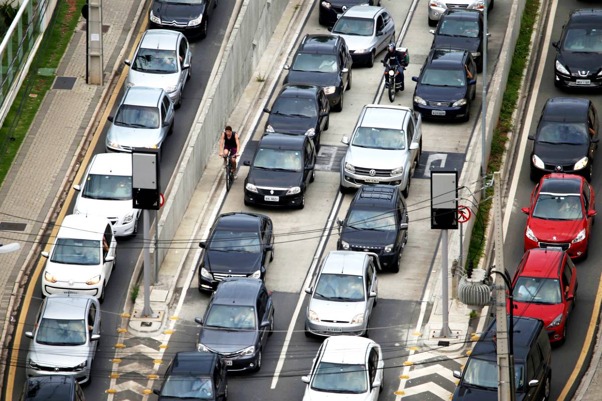 Imagem mostra o trânsito em Curitiba