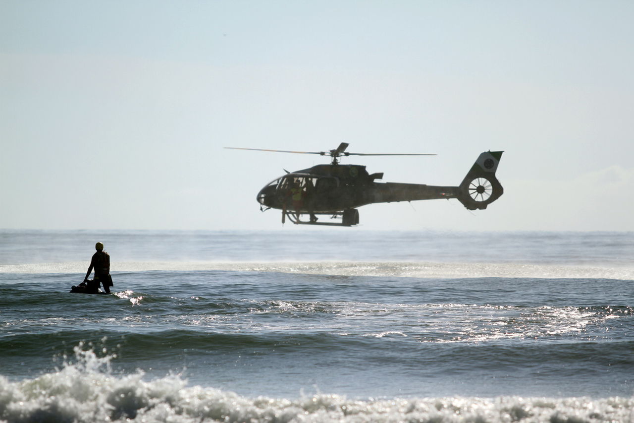 Helicóptero em resgate de afogamento no Litoral do Paraná