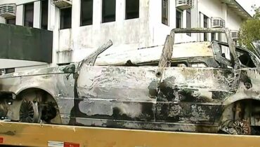 Imagem mostra um carro queimado onde estavam os seis paranaenses carbonizados