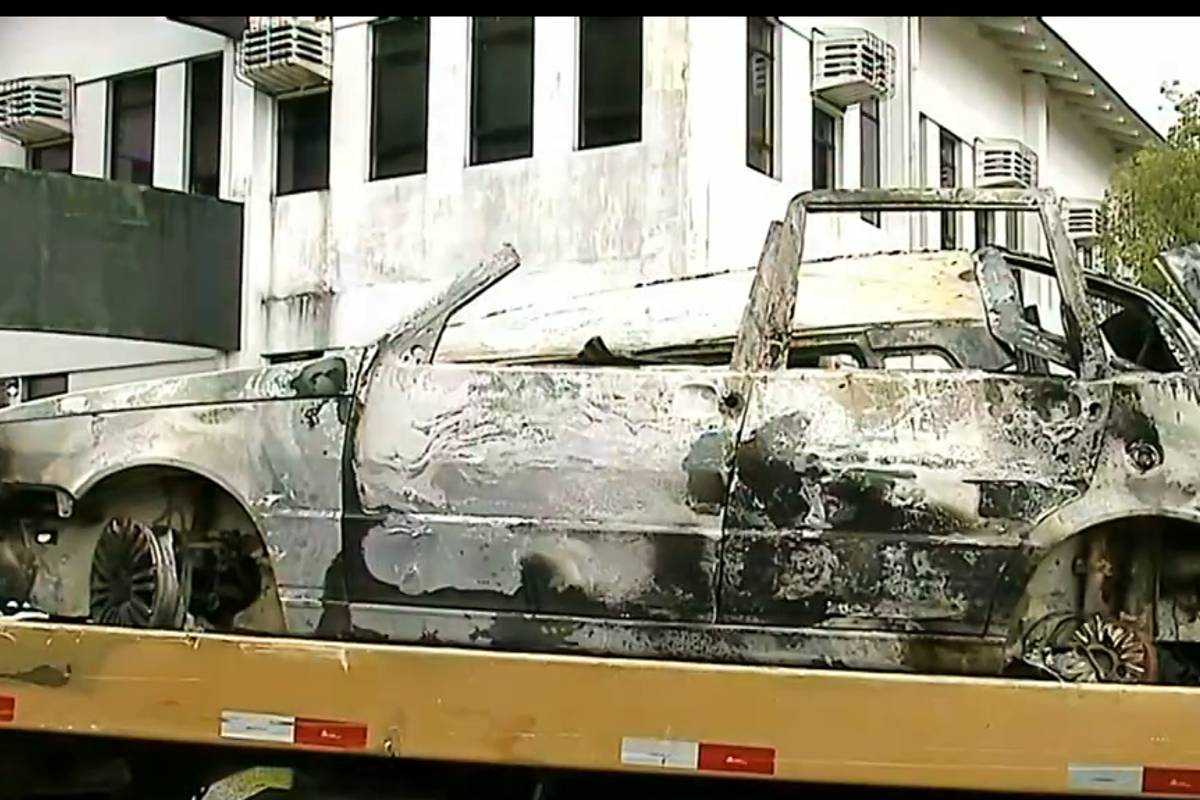 Imagem mostra um carro queimado onde estavam os seis paranaenses carbonizados