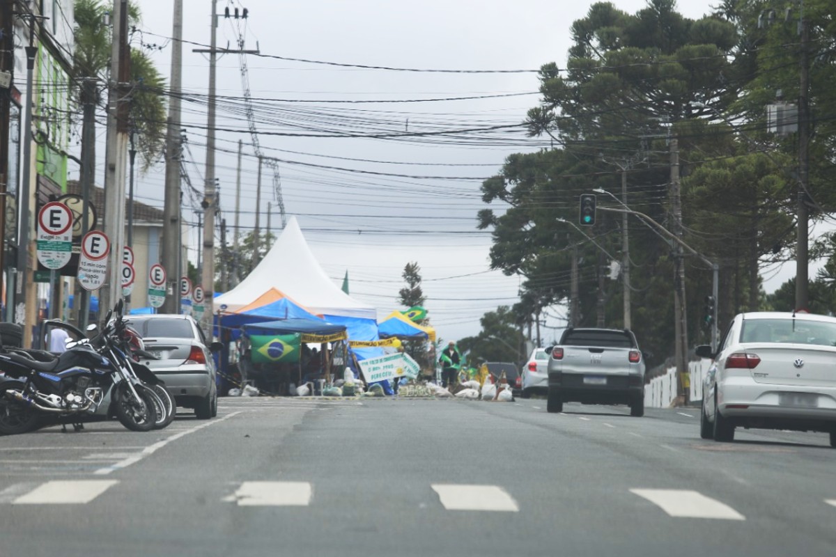 Imagem mostra o acampamento em frente a um quartel do Bacacheri, em Curitiba