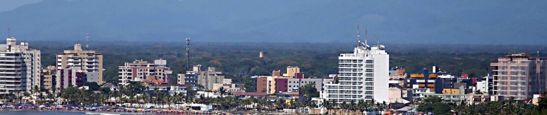Imagem mostra uma praia da cidade de Guaratuba, no litoral do Paraná.