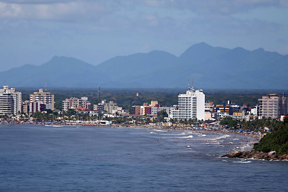 Imagem mostra uma praia da cidade de Guaratuba, no litoral do Paraná.